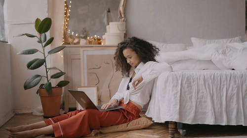 有关3C用品, 人, 地板的免费素材视频