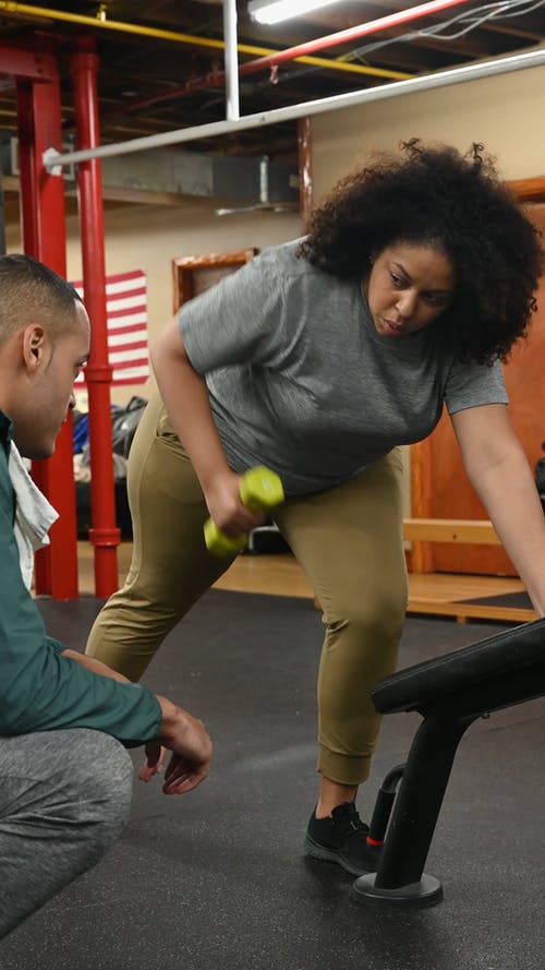 有关人, 坐, 垂直视频的免费素材视频