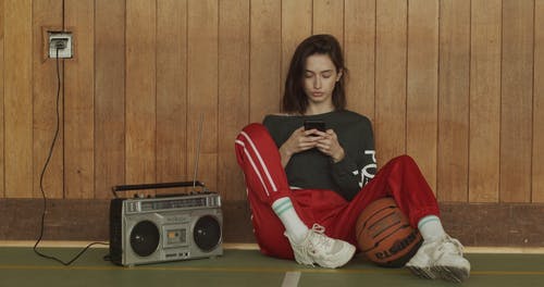 有关便携式立体声, 咖啡色头发的女人, 坐的免费素材视频