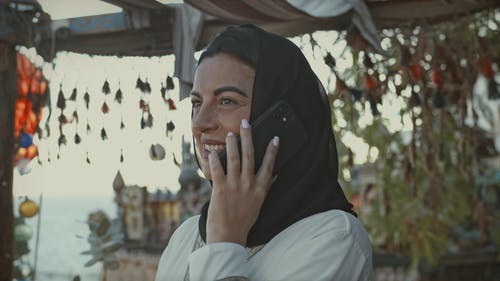 有关在电话上交谈, 女人, 微笑的免费素材视频