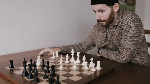 有关人, 国际象棋车, 坐的免费素材视频