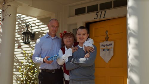 一个犹太家庭，站在门口 · 免费素材视频
