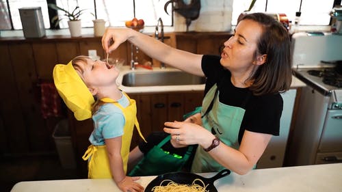 有关吃, 围裙, 女人的免费素材视频