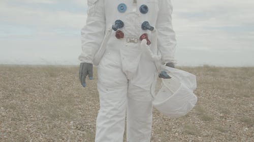 宇航员走路和拿着头盔 · 免费素材视频