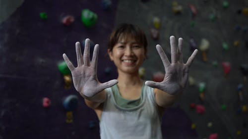 浅焦点的女人显示她的手与粉 · 免费素材视频