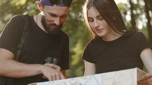 有关人, 地图, 女人的免费素材视频