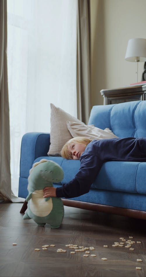 有关儿童, 垂直视频, 室内的免费素材视频