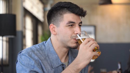 有关人, 啤酒, 寒意的免费素材视频