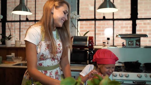 有关儿童, 围裙, 女人的免费素材视频