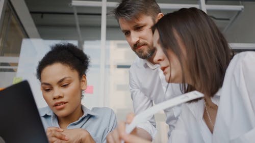 有关3C用品, 人, 低角度拍摄的免费素材视频