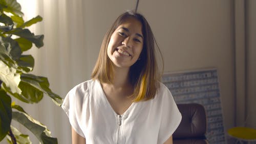 有关喜悦, 年轻女子, 微笑的免费素材视频