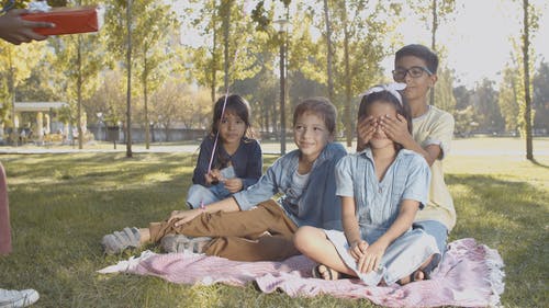 有关儿童, 公园, 坐的免费素材视频