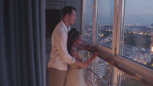 有关＃室内, 一对, 上网的免费素材视频