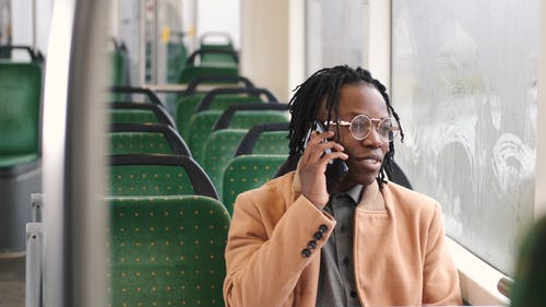 有关人, 公交车窗口, 公共交通工具的免费素材视频