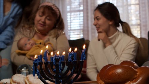 庆祝光明节的现代犹太家庭 · 免费素材视频