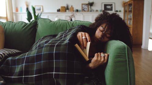 有关＃室内, 咖啡色头发的女人, 在家的免费素材视频