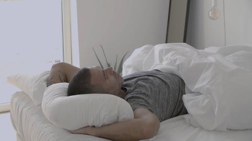 在他的床上睡觉的人 · 免费素材视频