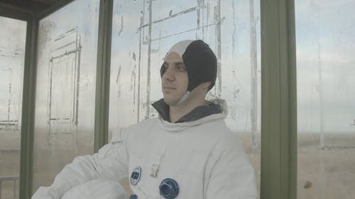 宇航员倚着玻璃 · 免费素材视频
