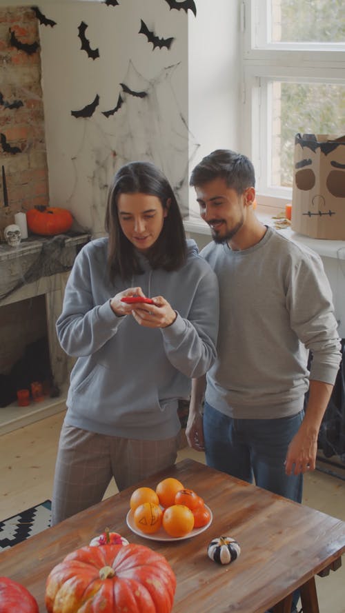 有关一对, 在家, 垂直视频的免费素材视频