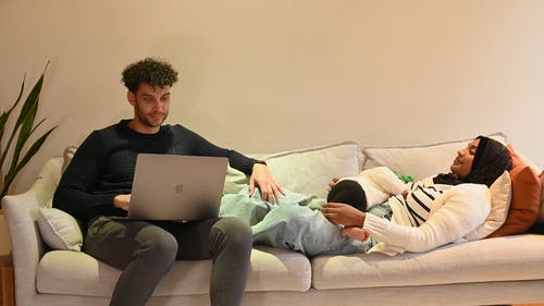 有关MacBook, 一对, 中东的免费素材视频