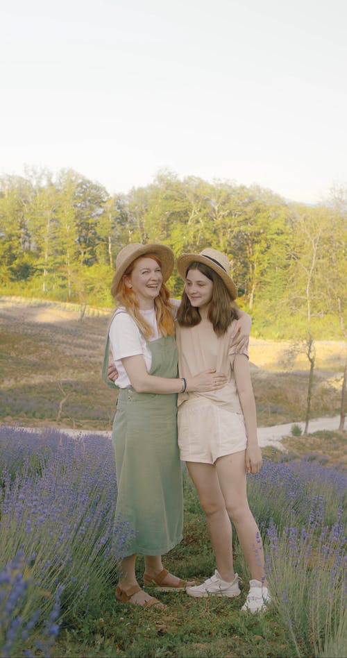 有关儿童, 吻, 垂直视频的免费素材视频