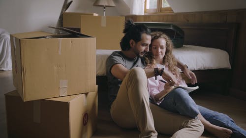 有关一对, 一起, 在地上的免费素材视频