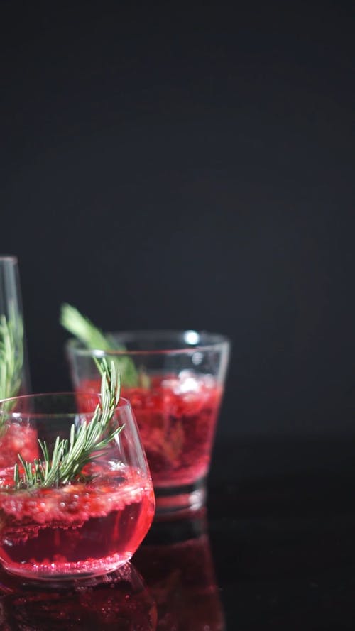 有关垂直视频, 有色液体, 杯的免费素材视频