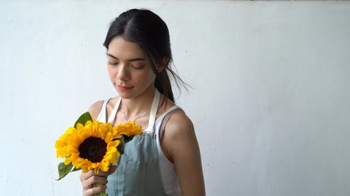 有关向日葵, 咖啡色头发的女人, 室内的免费素材视频