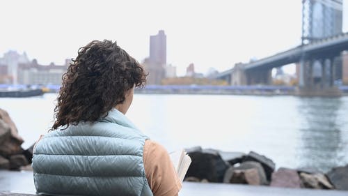 一个女人在户外读书的后视图 · 免费素材视频