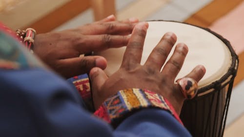 演奏非洲鼓的人 · 免费素材视频