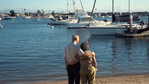 一对老年夫妇，享受海港景色 · 免费素材视频