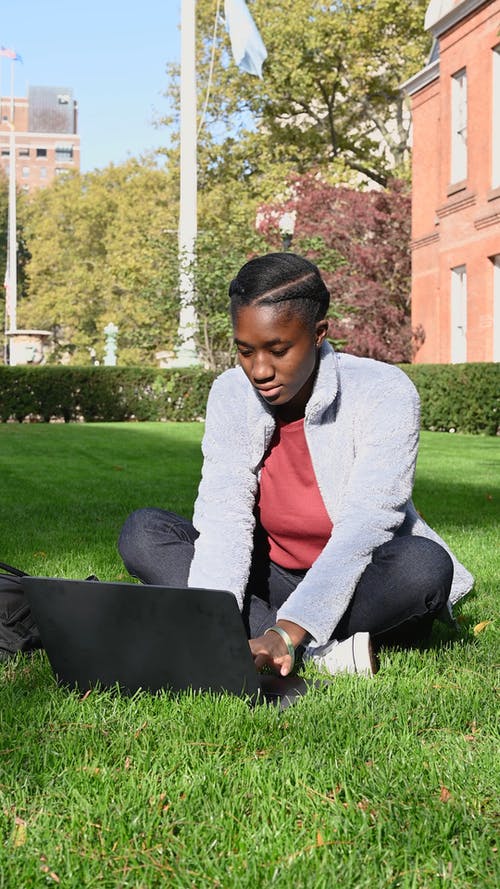 有关坐, 垂直视频, 夹克的免费素材视频