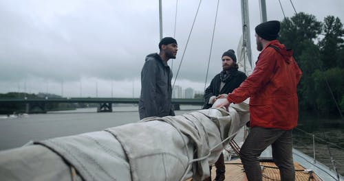 有关（顶部有小羊毛球的）羊毛帽子, 一组工作人员, 停泊的免费素材视频