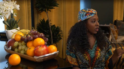 一个女人一边聊天一边摘葡萄 · 免费素材视频