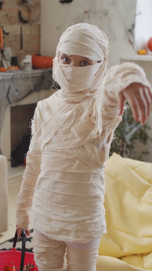 一个穿着木乃伊服装的孩子 · 免费素材视频