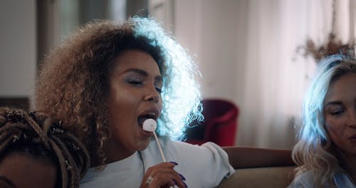 有关友谊, 吃, 在家的免费素材视频