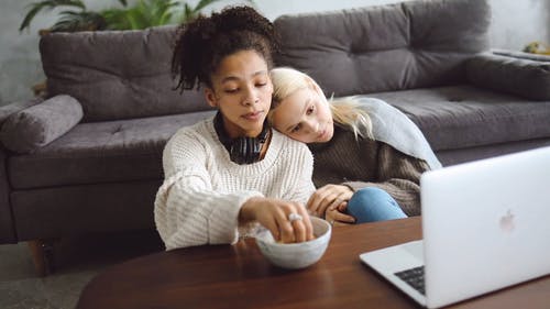 有关＃室内, 咖啡色头发的女人, 坐的免费素材视频