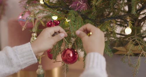 一个孩子装饰圣诞树 · 免费素材视频