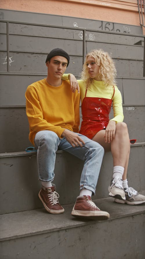 有关一对, 坐, 垂直视频的免费素材视频