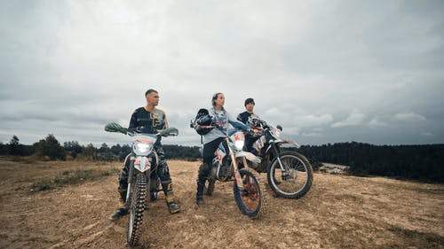 有关坐, 安全帽, 户外的免费素材视频