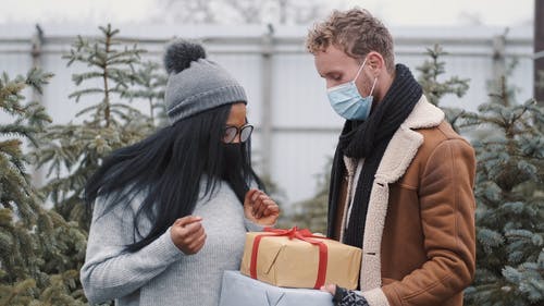 有关（顶部有小羊毛球的）羊毛帽子, @户外, 一对的免费素材视频