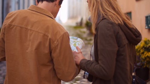 有关一对, 人, 地图的免费素材视频