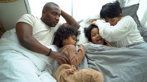 有关床, 卷发, 放下的免费素材视频