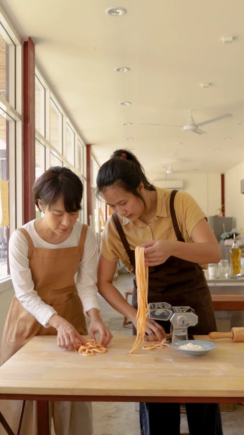 有关一起, 围裙, 垂直拍摄的免费素材视频