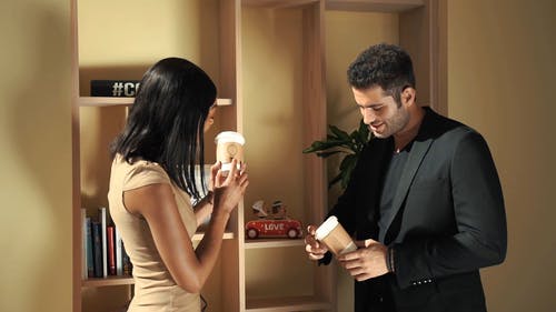 两人站在架子上 · 免费素材视频