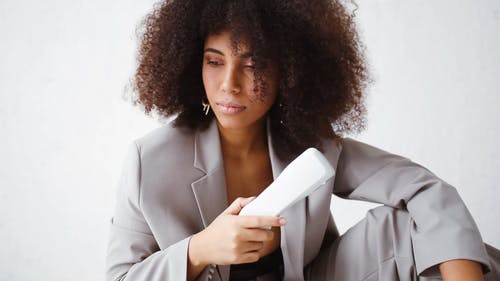 有关人, 伤心, 垂直视频的免费素材视频