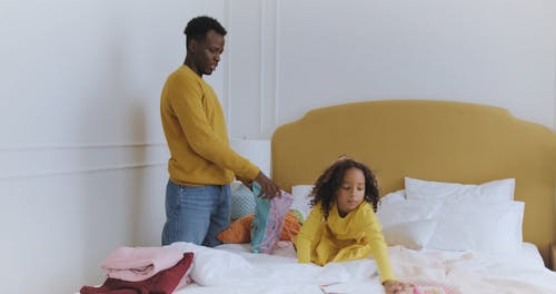 有关床, 卷发, 父亲和女儿的免费素材视频