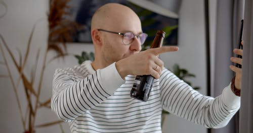 有关人, 啤酒, 啤酒瓶的免费素材视频