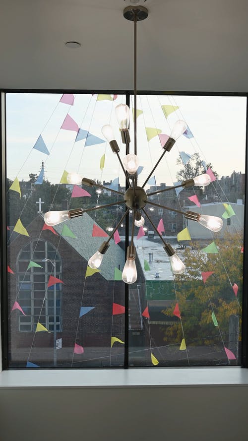 有关吊灯, 在窗户旁边, 垂直视频的免费素材视频