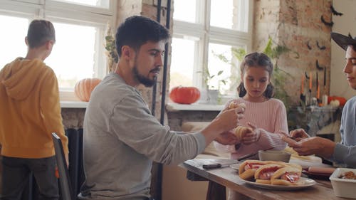 一个家庭准备热狗三明治 · 免费素材视频